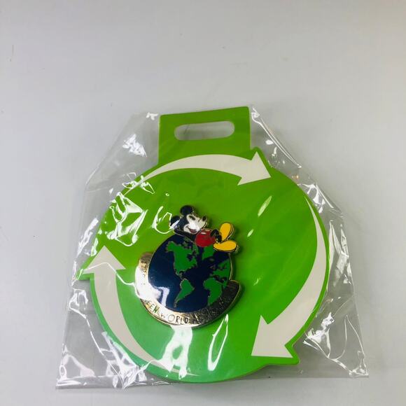 Mickey Mouse Disneyana Accessory Pin 2019 Enamel Earth Design - Picture 1 of 2